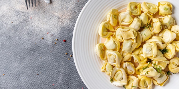 Foto tortellini frutti di mare pasto sano cibo spuntino dieta sul tavolo copia spazio cibo sfondo rustico