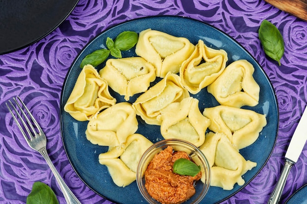 Foto tortelloni met groenten