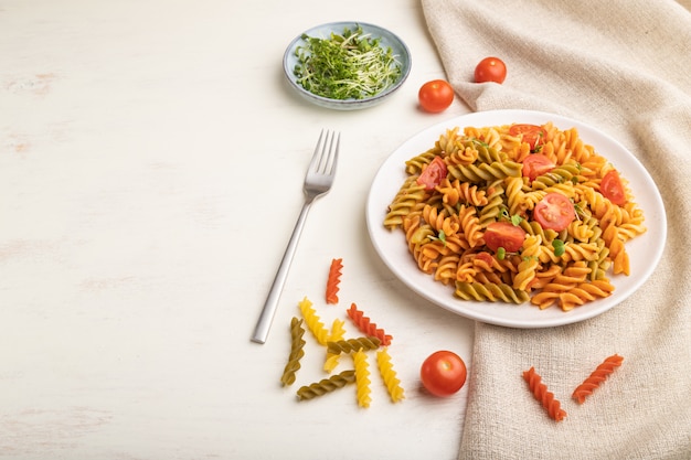 Tortiglioni griesmeelpasta met tomaat en microgroene spruiten