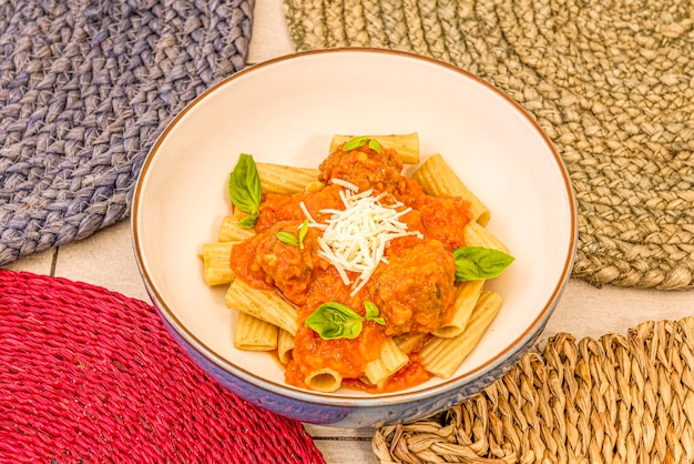 Tortiglioni is a cylindrical pasta that has grooves on its outer surface They are usually a few inches long and slightly smaller in diameter than rigatoni The striae form concentric spirals