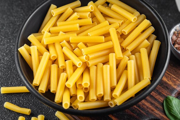 Photo tortiglioni raw pasta cooking appetizer meal food snack on the table copy space food background