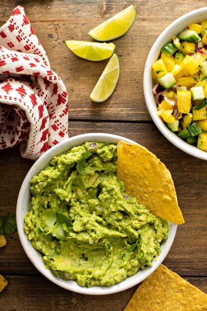 Tortilla chips met dips guacamole en salsa