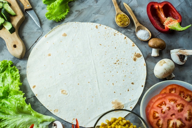 Тортилла для приготовления мексиканского веганского буррито среди ингредиентов