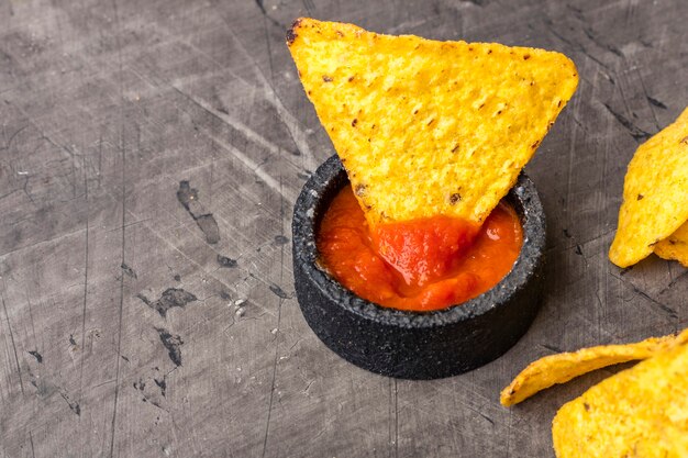 Foto tortilla corn chips con salsa