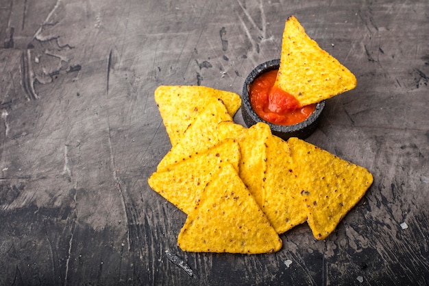 Foto tortilla corn chips con salsa