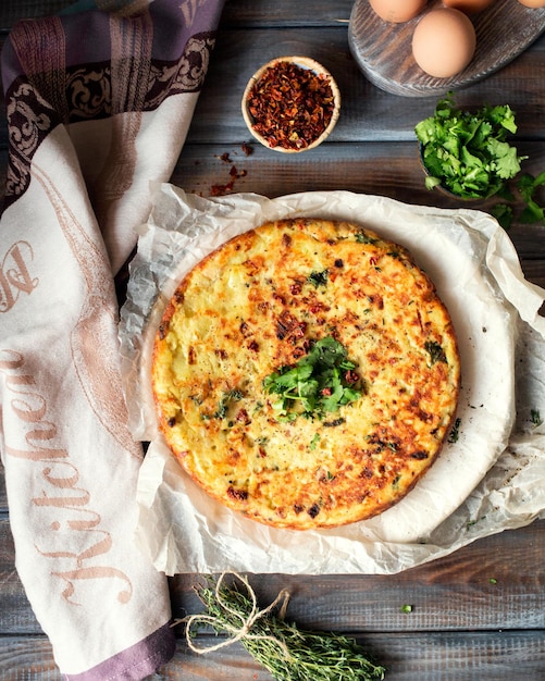 계란과 감자 토르티야 스페인 계란 요리 말린 토마토를 곁들인 토르티야 스페인 요리