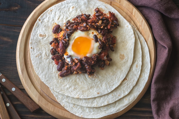 Tortilla met chipotle bean chili en gebakken ei