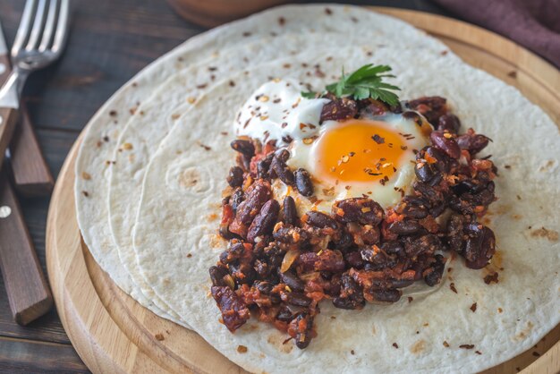 Tortilla met chipotle bean chili en gebakken ei