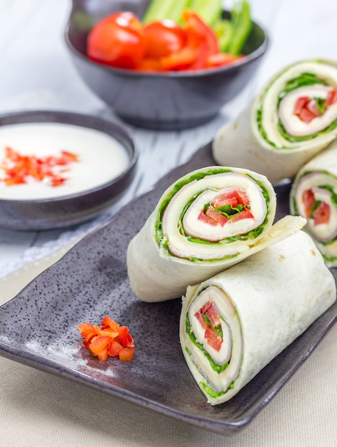 写真 トルティーヤ巻き、ソフトチーズ、チキンハム、野菜