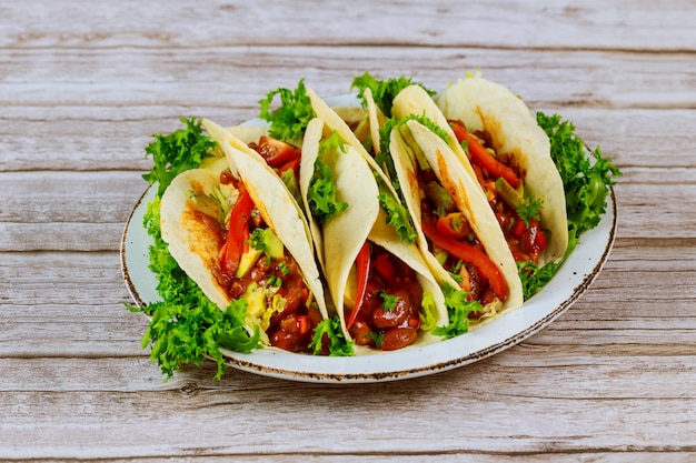 Tortilla's met bonen, rundvlees en groente op houten tafel