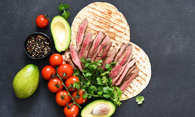 Tortilla con carne di manzo e verdure. ingredienti per fare tacos e burritos.