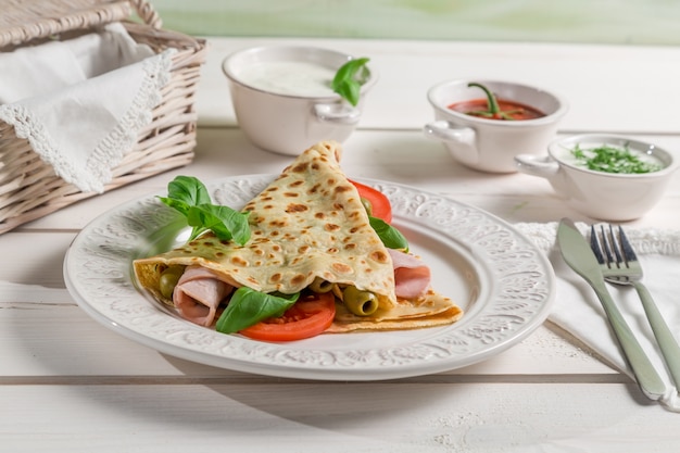 Foto tortilla con prosciutto e formaggio