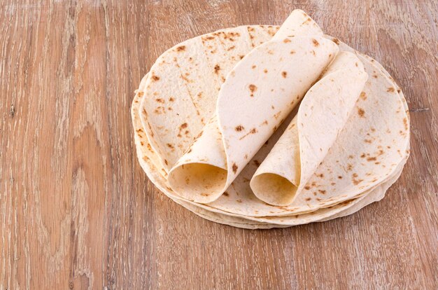 나무 테이블에 tortilla