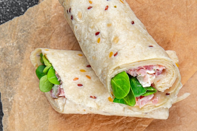 Foto tortilla wrap prosciutto formaggio vegetale lattuga fresca gustosa sana alimentazione cucina aperitivo pasto cibo