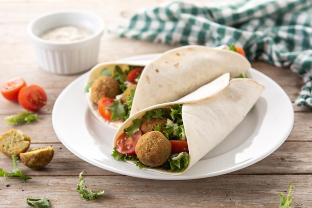 Tortilla wrap met falafel en groenten op houten tafel