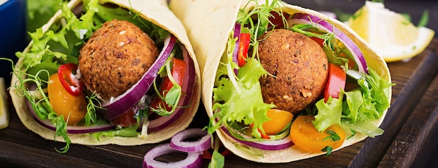 Tortilla wrap met falafel en verse salade