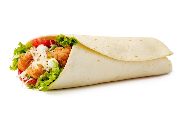 Tortilla wrap met gebakken kippenvlees en groenten geïsoleerd op witte achtergrond