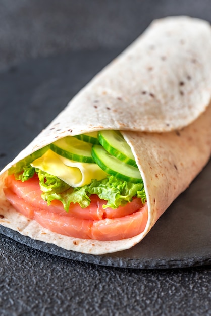 Tortilla wrap met zalm en groenten