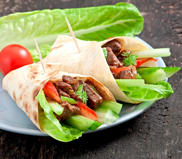 Tortilla wraps met vlees en verse groenten