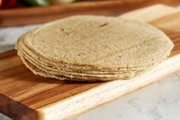 Tortillas de maiz mexicano sobre tabla de madera