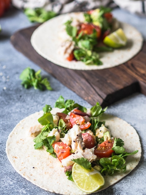 Tortillas with vegetables and white fish.