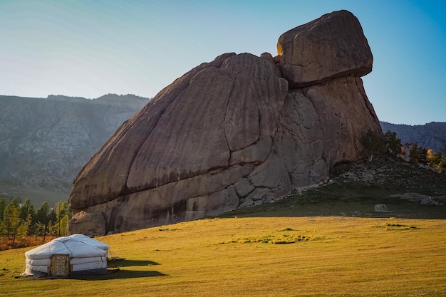 Tortle rock met een ger in Gorkhi Terelj National Park in Mongolië