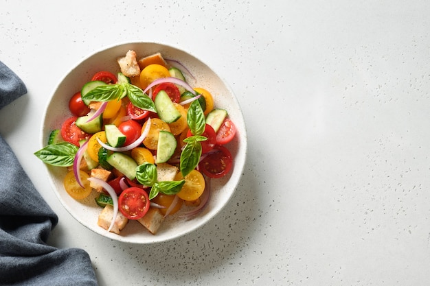 Toscaanse panzanella met tomaten en brood. bovenaanzicht.