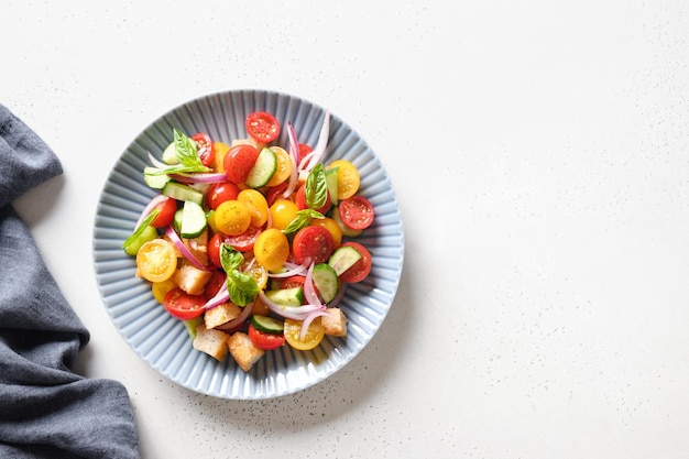 Toscaanse panzanella met tomaten en brood bovenaanzicht