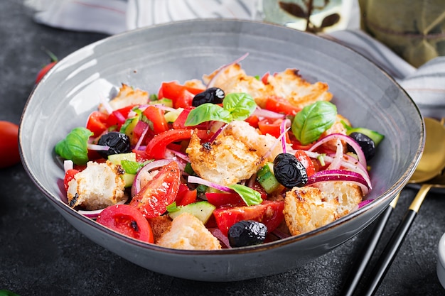 Toscaanse panzanella, traditionele italiaanse salade met tomaten en brood. vegetarische panzanellasalade. mediterrane gezonde voeding.