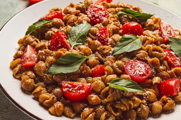 Toscaanse pasta met gerookte paprika en basilicumparmesan kaas Italiaanse traditionele keuken