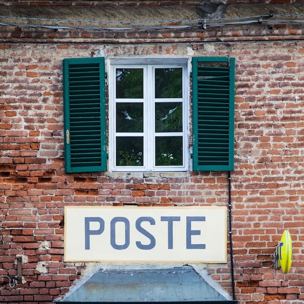 Toscane, Italiaans postkantoor teken op oude muur.