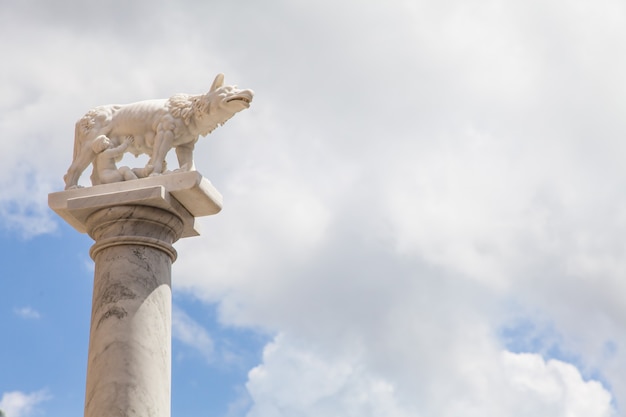 Toscane, Italië. Standbeeld van de legendarische wolf met Romolo en Remo, oprichters van Rome