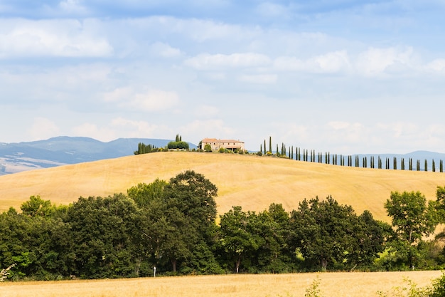 Foto toscane, val d'orcia gebied. prachtig landschap op een zonnige dag, net voordat de regen arriveert