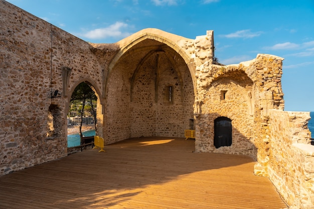 Chiesa del castello di tossa de mar in estate, girona sulla costa brava della catalogna nel mediterraneo