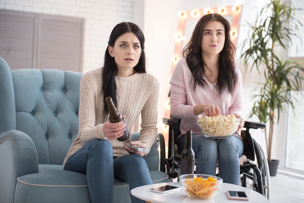 Totale onderdompeling. Ongemakkelijke zus en gehandicapte vrouw over film en popcorn eten met drank