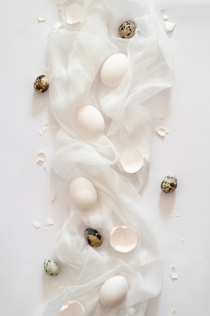 真っ白。白い布にイースターエッグ。卵殻。イースターのコンセプト。