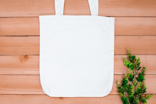 Foto borsa tote tessuto tela tela sacchetto per la spesa mockup bianco su sfondo di legno