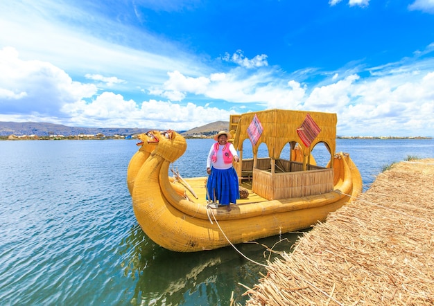 Barca totora sul lago titicaca vicino a puno, perù