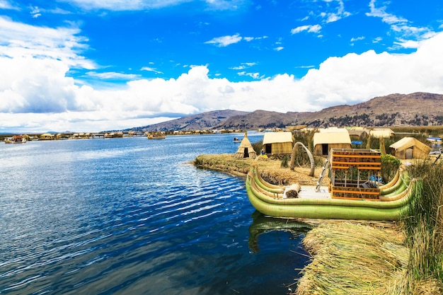 Puno PeruxAxA 근처 Titicaca 호수의 토토라 보트