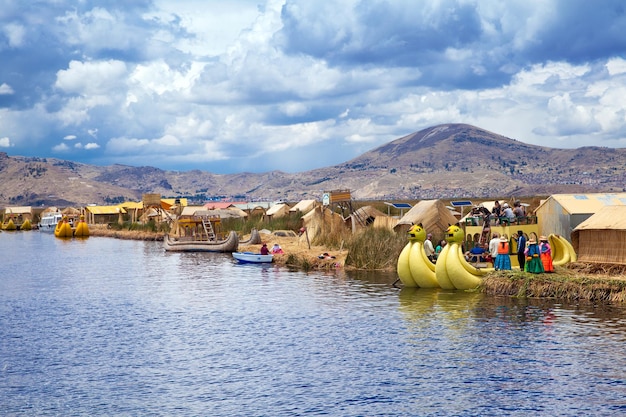 Totoraboot op het Titicacameer bij Puno Peru