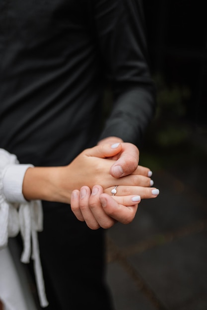 Прикосновение рук мужчины и женщины Крепкие нежные объятия рук двух влюбленных Руки молодой пары крупным планом Чувство любви