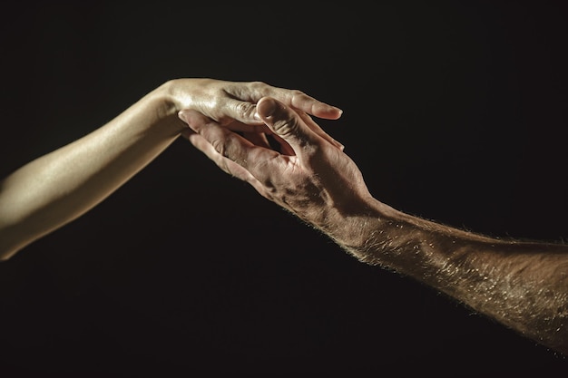 Прикосновение двух рук мужчина и женщина рука вот-вот коснется указательным пальцем влюбленная пара тянется к еа
