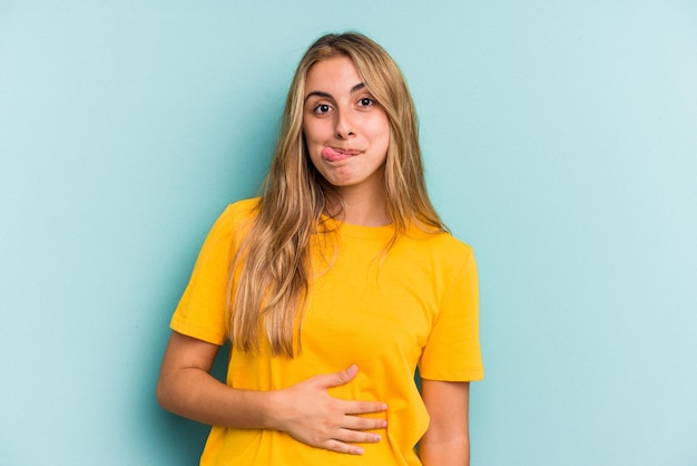 Foto tocca la pancia sorride delicatamente mangiando e il concetto di soddisfazione