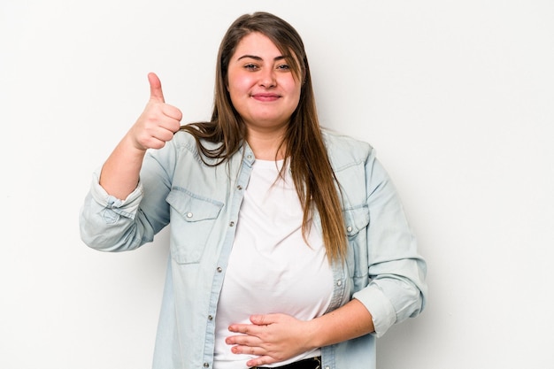 Foto tocca la pancia sorride delicatamente mangiando e il concetto di soddisfazione