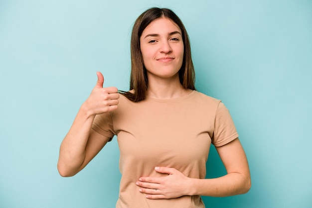 Foto tocca la pancia sorride delicatamente mangiando e il concetto di soddisfazione