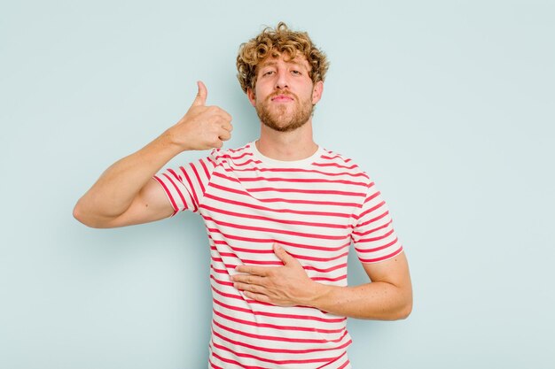 Foto tocca la pancia sorride delicatamente mangiando e il concetto di soddisfazione