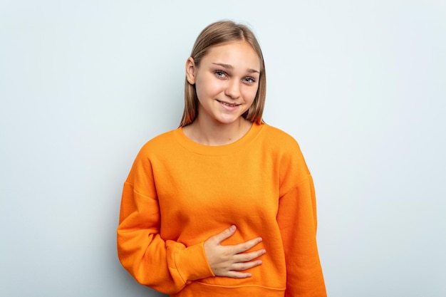 Прикосновения к животику, нежное улыбки, концепция еды и удовлетворения