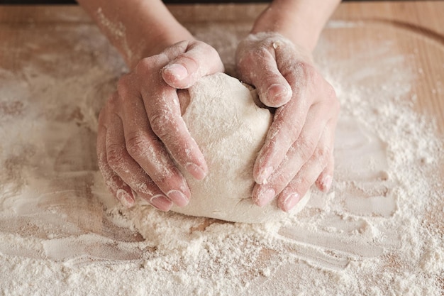 Toccare la palla di pasta a bordo