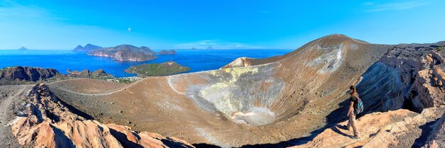 Foto tour del cratere di fossa di vulcano