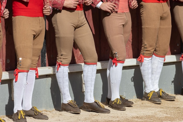 Tourada forcados in beige broek die op een rij in de arena staan